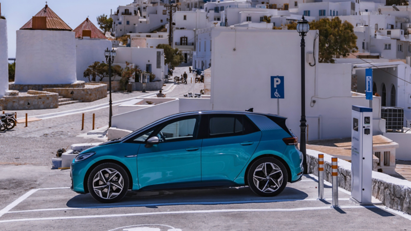 Der VW ID. 3 steht in der Sonne an einer Ladestation.