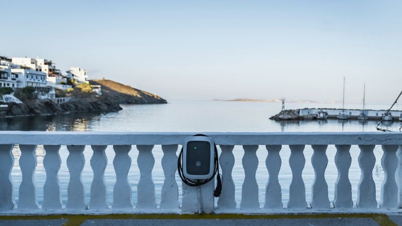 Sicht auf eine VW Ladestation und im Hintergrund das Meer