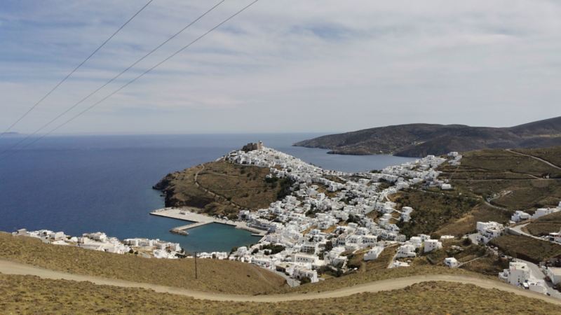 L'île grecque d'Astypalea vue de loin.