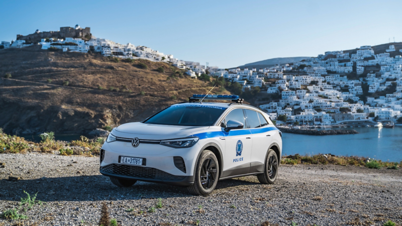 Das erste elektrische Polizeiauto von VW steht in der Sonne von vorne.
