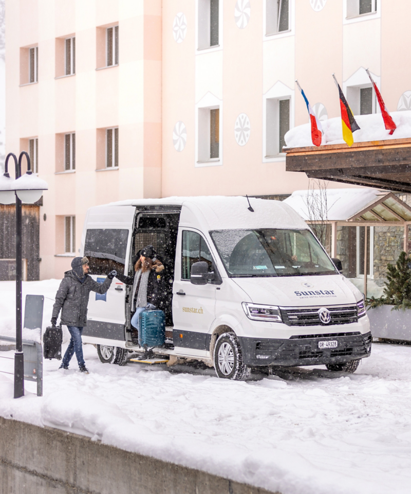 Ein Paar steigt aus dem e-Crafter.