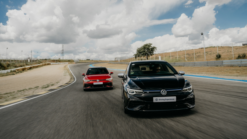 Dos Volkswagen GTI circulando por un circuito cerrado