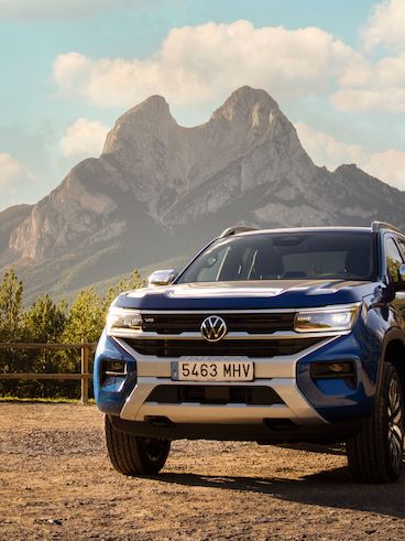 Una mujer conduciendo el VW Amarok.