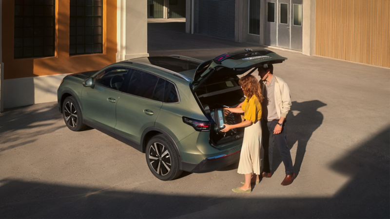 A pair of people loading the trunk of the VW Tiguan 2024
