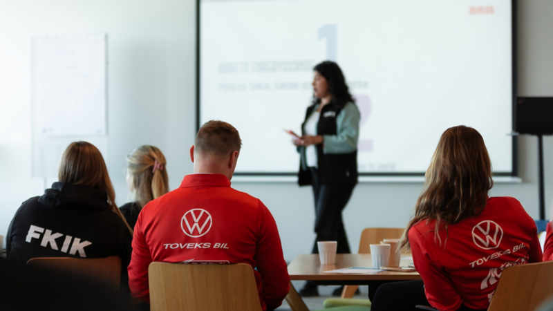 Bris håller en föreläsning för tränarna i FKIK