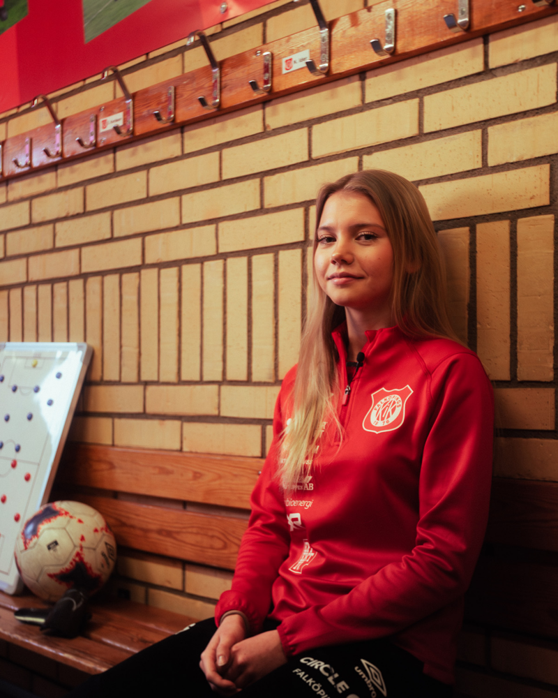 16-åriga fotbollsspelaren Saga