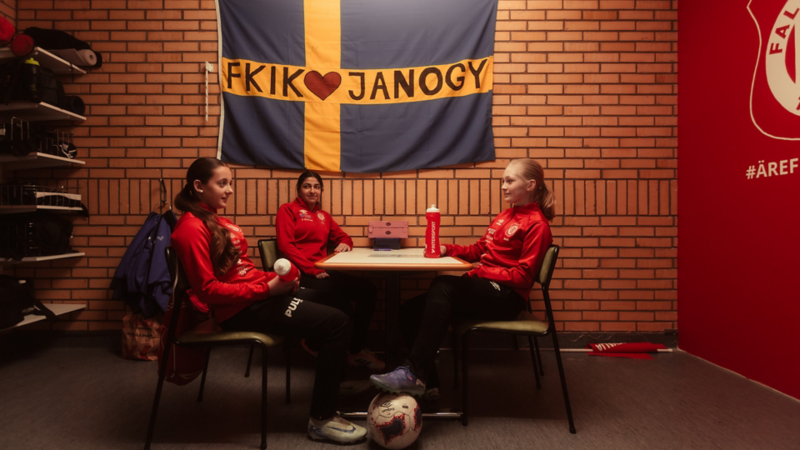 3 fotbollstjejer från FKIK sitter tillsammans runt ett bord