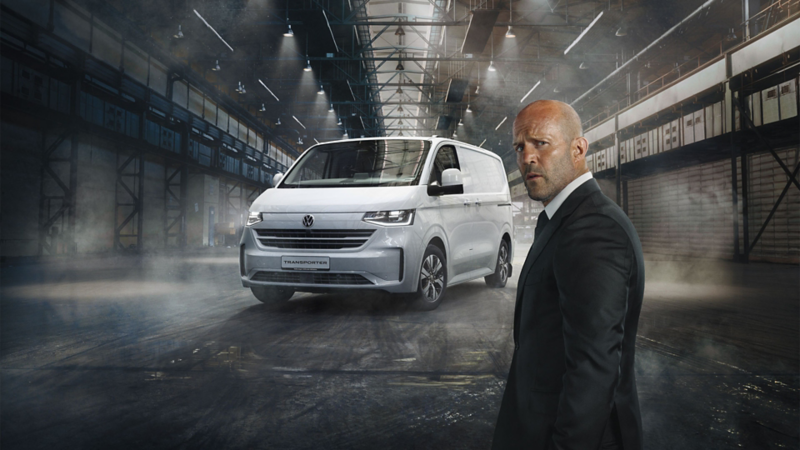 nouveau VW Transporter blanc dans un entrepôt avec Jason Statham