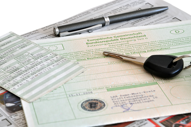 Fahrzeugschein mit Fahrzeugschlüssel