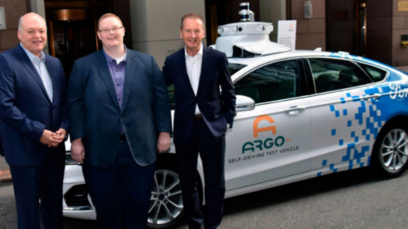 Herbert Diess, Jim Hackett y Bryan Salesky celebrando alianza para creación de autos eléctricos