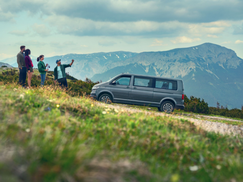 A VW Caravelle 6.1 behind a happy couple