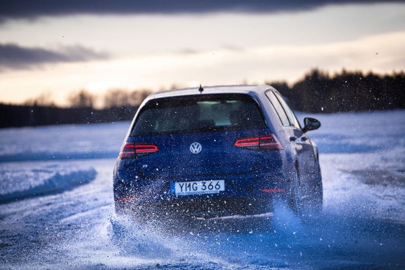 Volkswagen Golf R körandes på isen