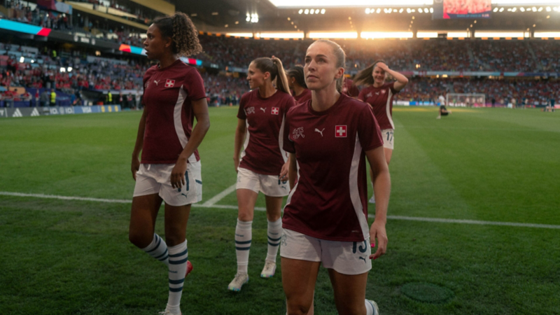 Volkswagen ID.7 vor einem Haus mit Wallbox geparkt, ein Paar spaziert daneben durch die Einfahrt im Grünen.