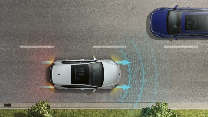 Rappresentazione grafica del funzionamento del pacchetto di assistenza alla guida 'Emergency Assist', che si attiva in caso di inattività del conducente, su una Volkswagen Golf vista dall'alto.