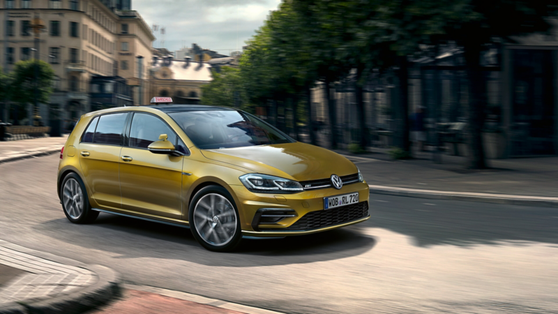 Volkswagen Golf kör svänger i stadstrafik