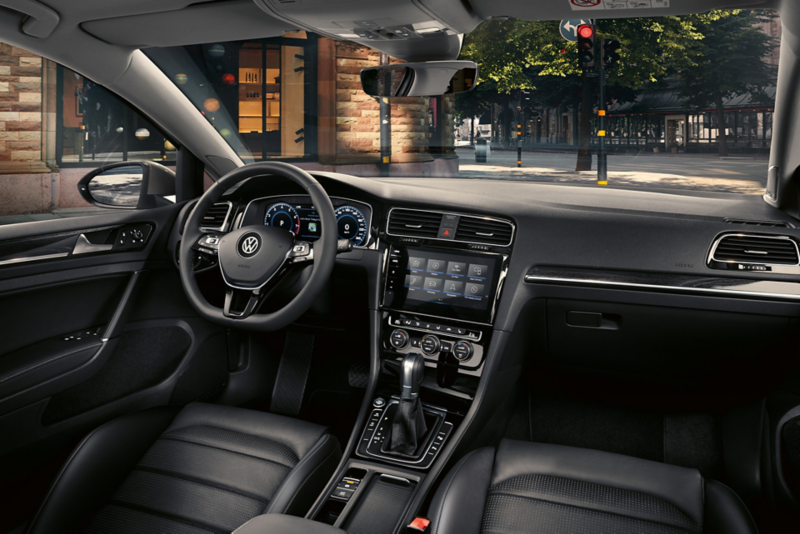 Volkswagen auton kojelauta kuvattuna auton sisältä öisellä kadulla