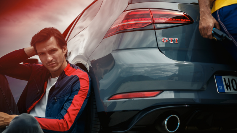 Un hombre sentado frente al Golf GTI TCR