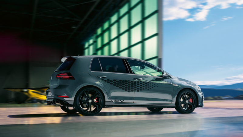 Volkswagen Golf GTI TCR visto desde el lateral dentro de un hangar de aviones