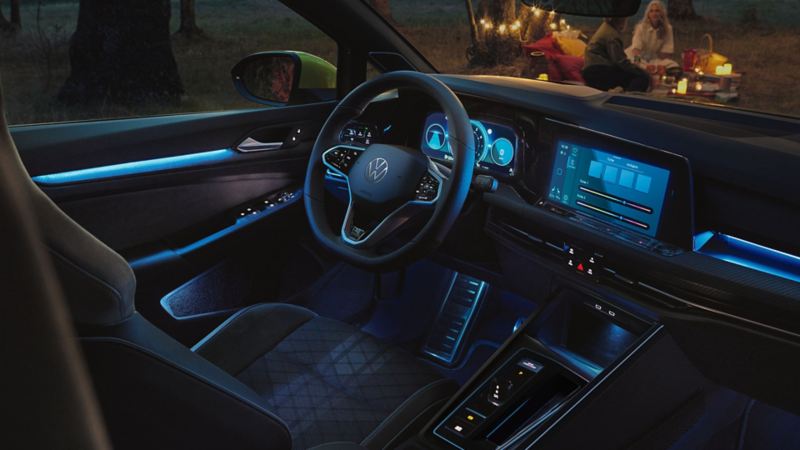 VW Golf avec éclairage ambiant sur la console centrale.