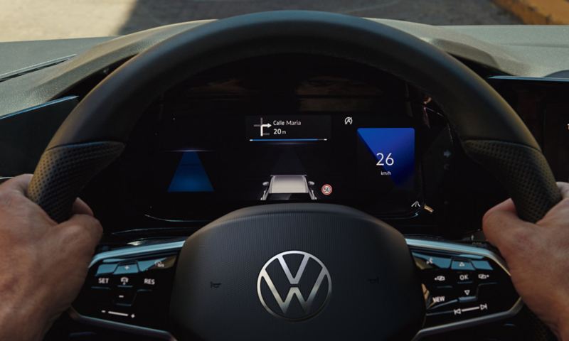 Nærbillede af Digital Cockpit Pro i VW Golf Variant. Man kan se rat og speedometer.