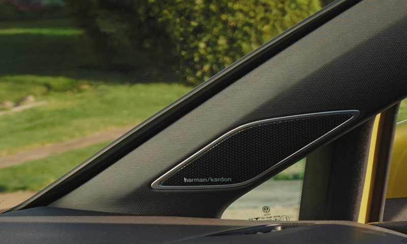Vue détaillée d'un haut-parleur Harman Kardon dans la VW Golf, aussi élégant que sophistiqué.