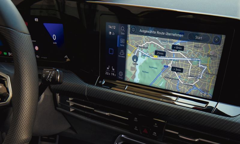 Vue détaillée du système de navigation Discover Pro de la VW Golf, montrant la carte sur l'écran.