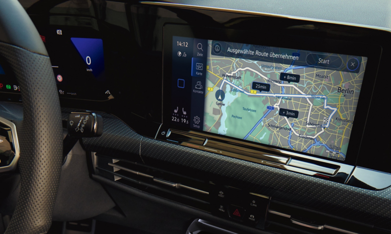 Vue détaillée du système de navigation Discover Pro de la VW Golf, montrant la carte sur l'écran.