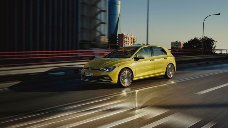 En gul VW Golf kører i trafikken, den adaptive fartpilot ACC (ekstraudstyr) anvendes.
