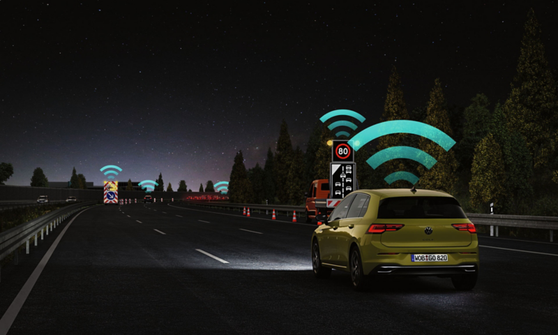 VW Golf Variant kommuniziert mittels Car2X mit anderen Fahrzeugen.