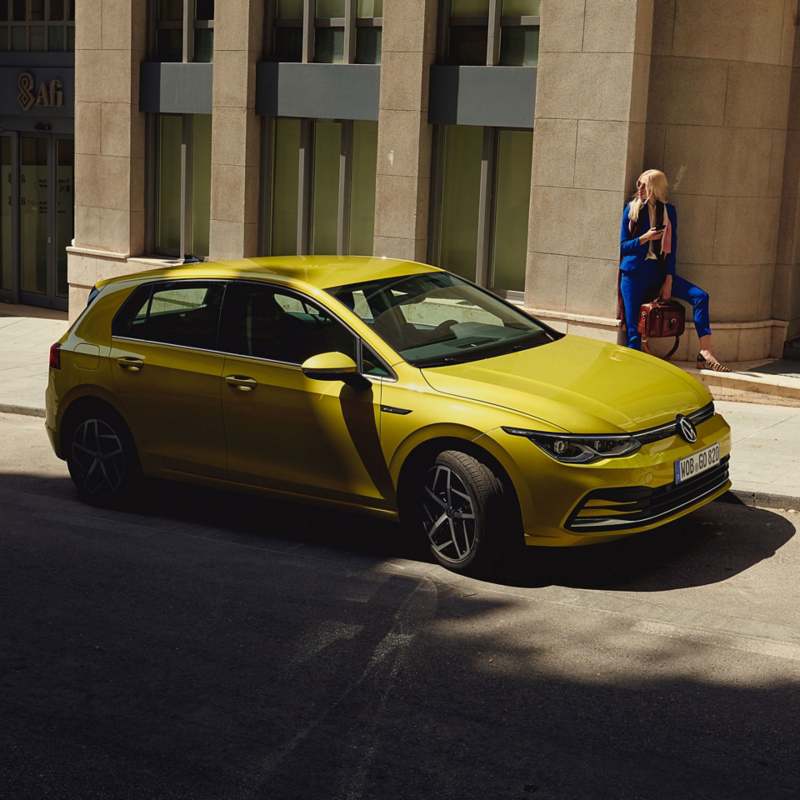 volkswagen golf amarillo visto desde el lateral aparcado en la calle