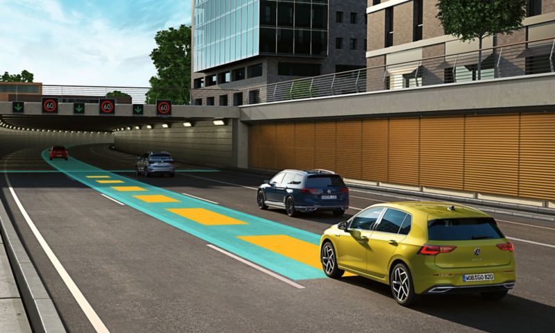 Il Travel Assist nella Golf Variant vi tiene in pista e a distanza dai veicoli che vi precedono.
