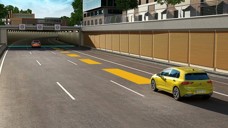 Geltonas „Golf 8“ važiuoja link tunelio ir naudoja automatinį atstumo reguliavimą.