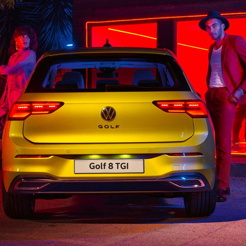 Vista posteriore VW Golf 8 con persone
