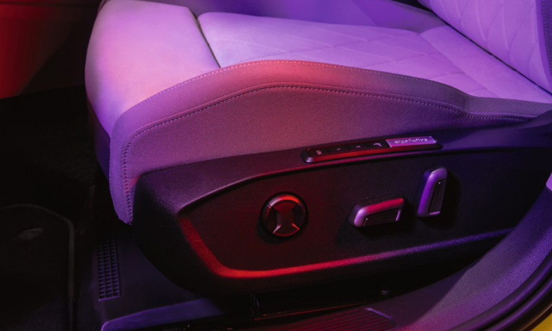 Vue détaillée du siège ergoActive optionnel dans la VW Golf, zoom sur les boutons de fonctionnement.