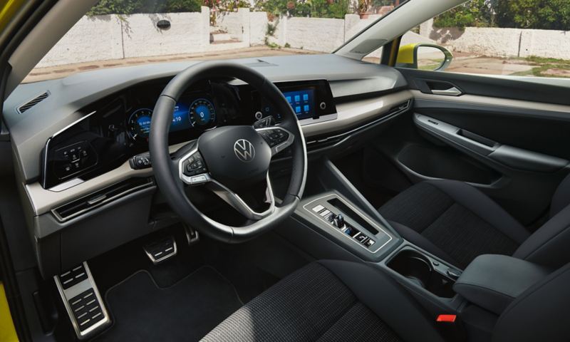 Kabinen i VW Golf med blik på multifunktionsrattet og radioen Composition med stor touchscreen.