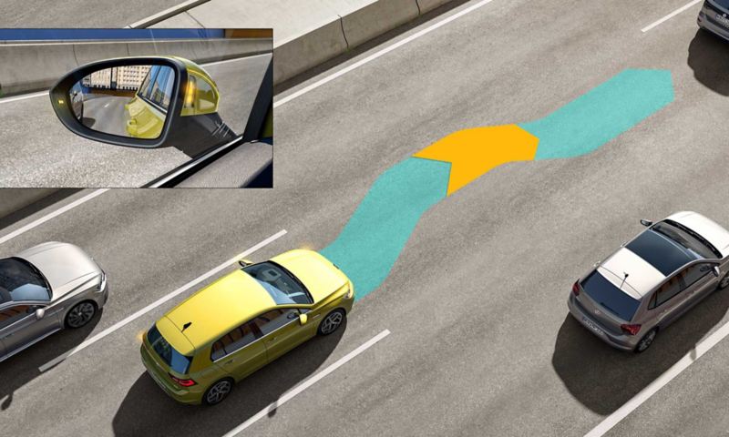 VW Golf bewegt sich im Straßenverkehr und nutzt den optionalen Spurwechselassistenten „Side Assist“.