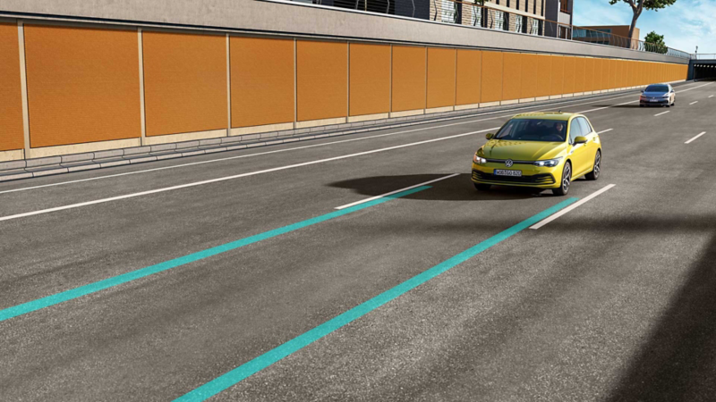 Une VW Golf utilisant le système "Lane Assist" dans le trafic.