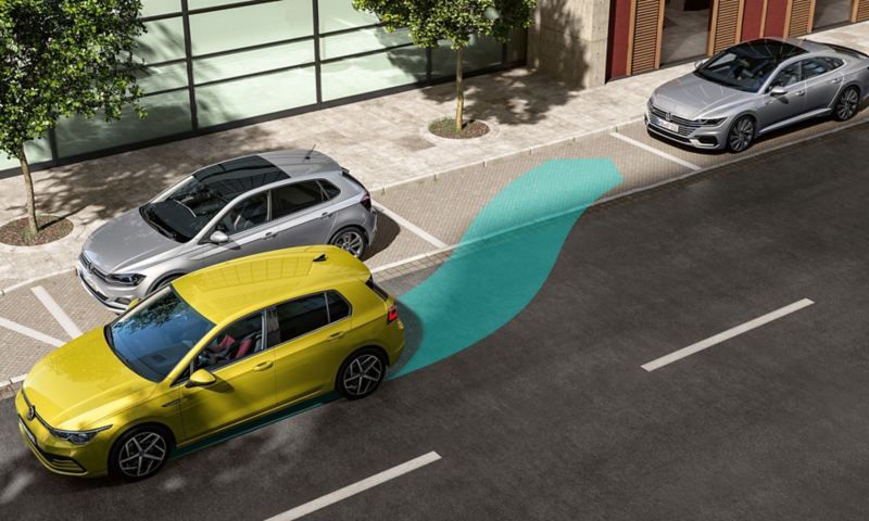A yellow VW Golf uses the optional Park Assist function to park in a parallel parking space.