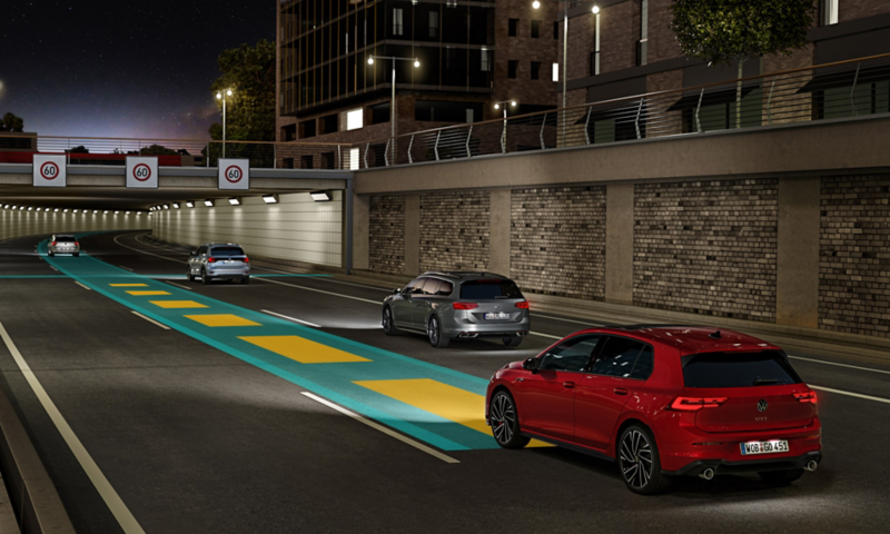 Schéma illustrant l'utilisation du Travel Assist dans une route avec de la circulation sur une Volkswagen Golf GTI