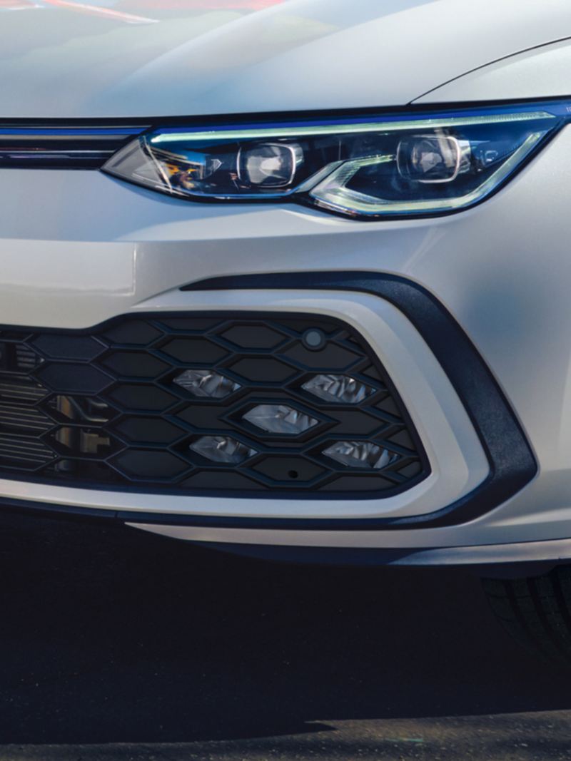 Detailansicht VW Golf GTE Motorhaube, Vorderrad und optionalen LED-Nebelscheinwerfer die im Stoßfänger im 5-Waben-Design integriert sind..