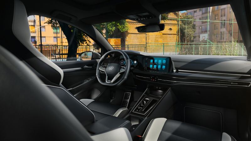 Interior view of the VW Golf GTD with a view of the multifunction steering wheel, high-resolution display and seats with typical stitching.