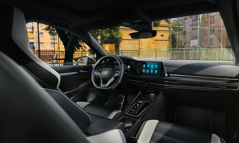 Εσωτερικό ενός VW Golf GTD με θέα το πιλοτήριο με τιμόνι, σύστημα έγχρωμης οθόνης και μπροστινά καθίσματα.