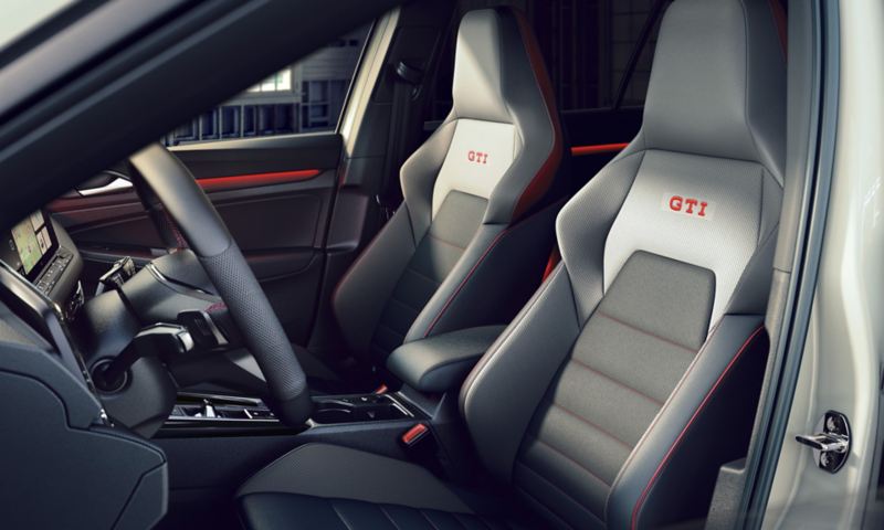 Interiøret i VW Golf GTI Clubsport: blik udefra på fører- og passagersædet. 