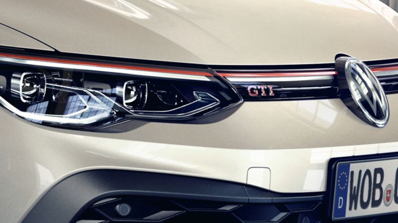 Detalje på Golf GTI Clubsport: frontliste med LED-forlygter, GTI-modelbetegnelse og VW logo.
