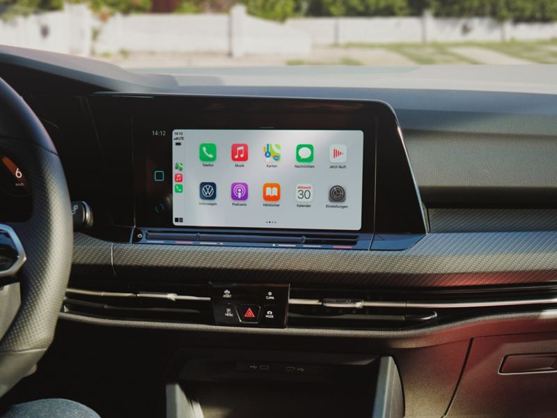 Une VW Golf avec App-Connect affichant une sélection de fonctionnalités : Téléphone, Musique, Carte, Messages et plus encore.