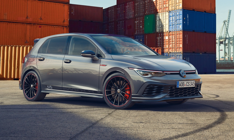 VW Golf GTI Clubsport 45 aparcado en una zona de contenedores del puerto