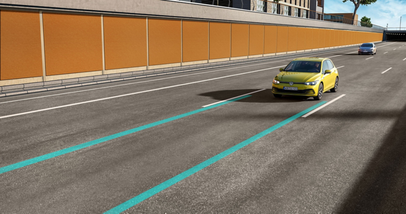 VW Golf bewegt sich im Straßenverkehr und nutzt dabei Lane Assist.