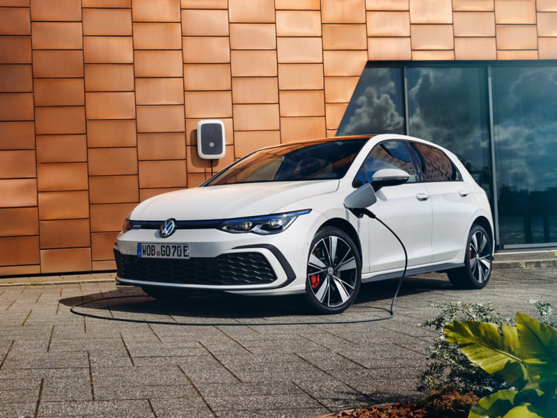Golf GTE widok z profilu, podłączony do ladowarki