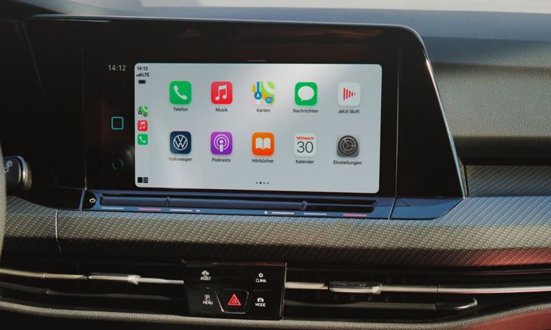 VW Golf Variant mit optionaler App Connect Auswahl auf einem Farbbildschirm: Telefon, Musik, Karten, Nachrichten und viele mehr.