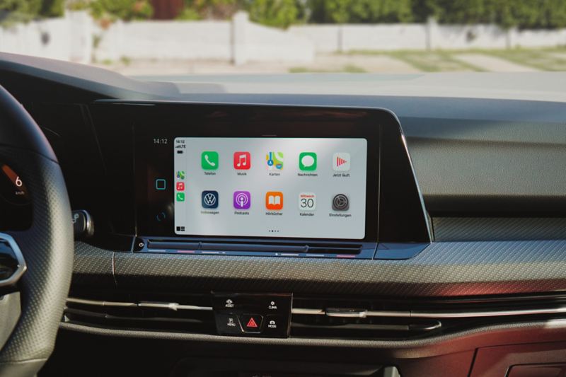 VW Golf με επιλογή App-Connect σε έγχρωμη οθόνη: τηλέφωνο, μουσική, χάρτες, μηνύματα και πολλά άλλα.